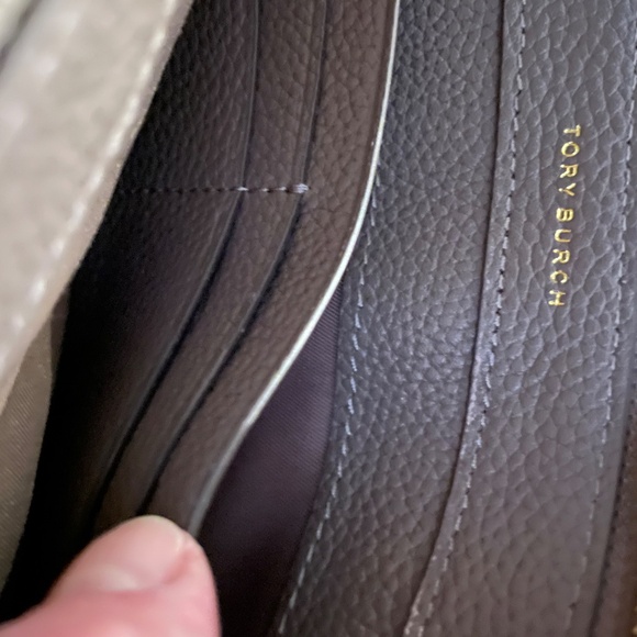 Tory Burch Carson crossbody bag in taupe - Picture 5 of 8